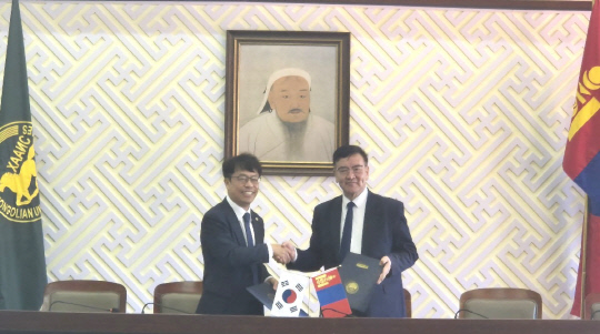 황수성(왼쪽) 한국공대 총장이 BAASANSUKH 생명과학대 총장과 세종학당재단 업무협력 협약을 체결하고 기념촬영을 하고 있다.